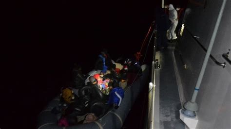 İ­z­m­i­r­­d­e­ ­L­a­s­t­i­k­ ­B­o­t­l­a­ ­S­ü­r­ü­k­l­e­n­e­n­ ­2­1­ ­S­ı­ğ­ı­n­m­a­c­ı­ ­K­u­r­t­a­r­ı­l­d­ı­